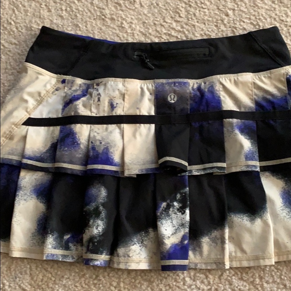 Lululemon pace setters skirt.